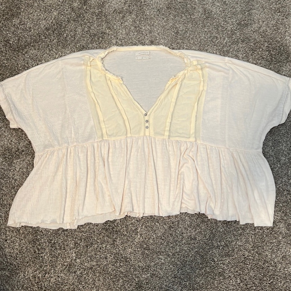 Urban Outfitters Med. Pleated cream v-neck oversized s/s top, exc.cond.